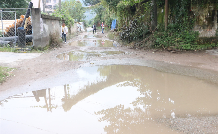 道路坑洼积水多