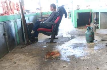 农贸市场变化小 猪肉摊区仍存污垢