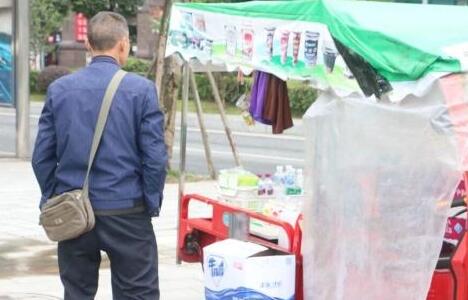 路口处的三轮车流动摊点