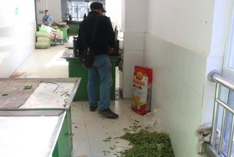 市场虽冷清，地上仍有垃圾