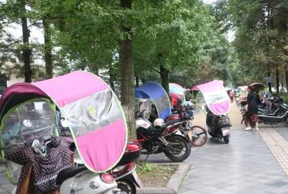 车辆乱停乱放，影响他人通行