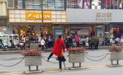 行人翻越护栏