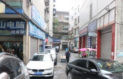 停车秩序乱 道路堵塞情况严重