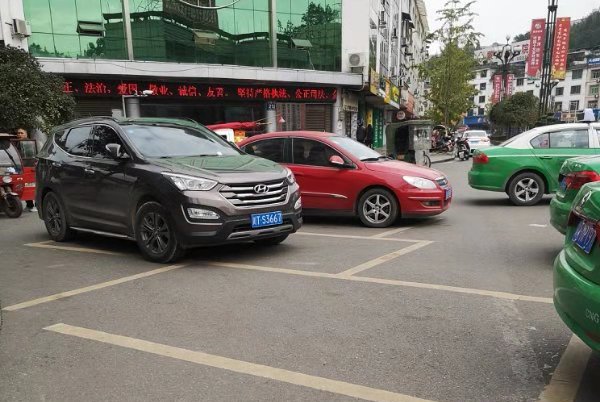 名山新车站对面的路口化的奇葩车位