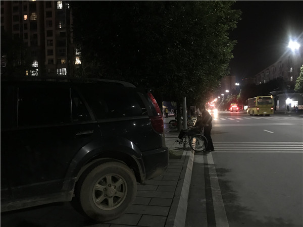 越野车直接开上了人行道