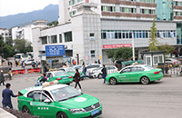 私家车拉客、乱停乱放现象突出