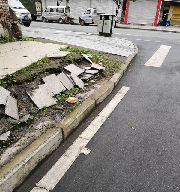 人行道地砖损坏、垃圾乱扔