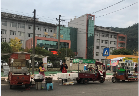 雅二中门口占道经营