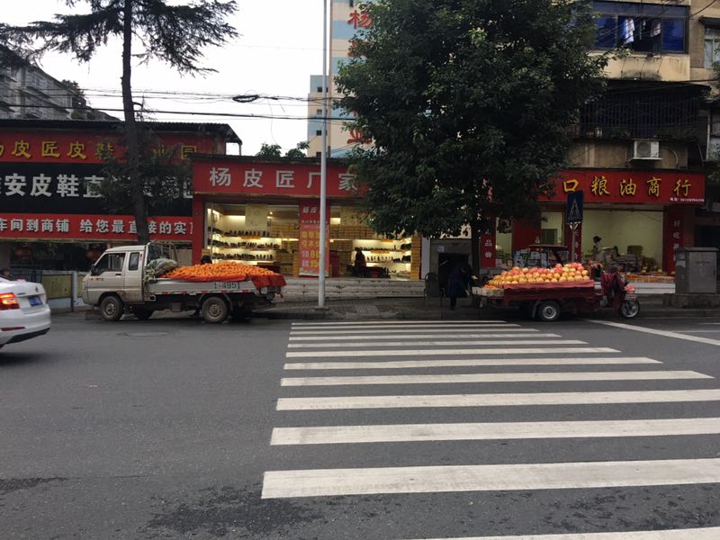 水果流动摊贩路边占道经营存隐患