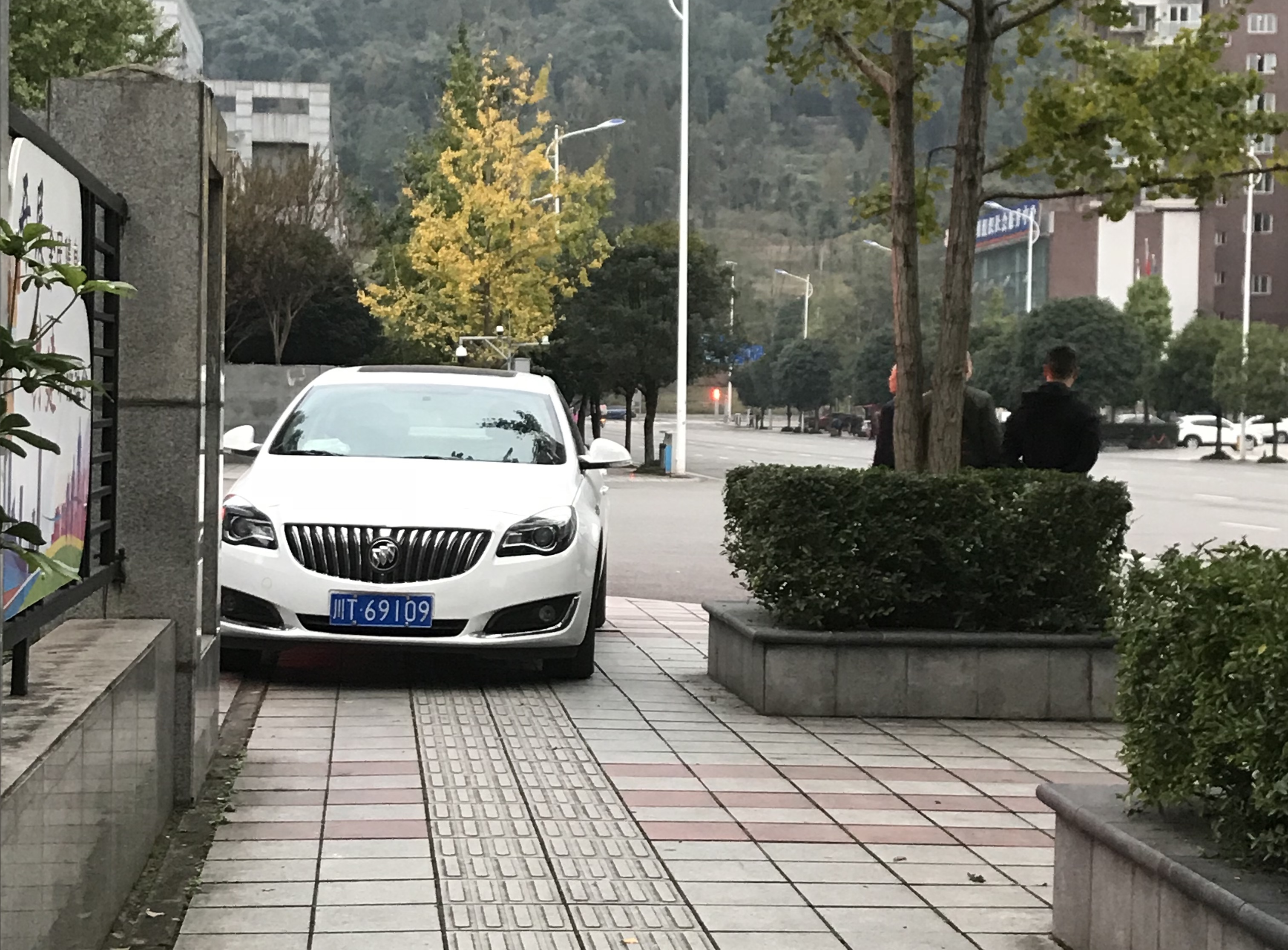 车辆占用人行道