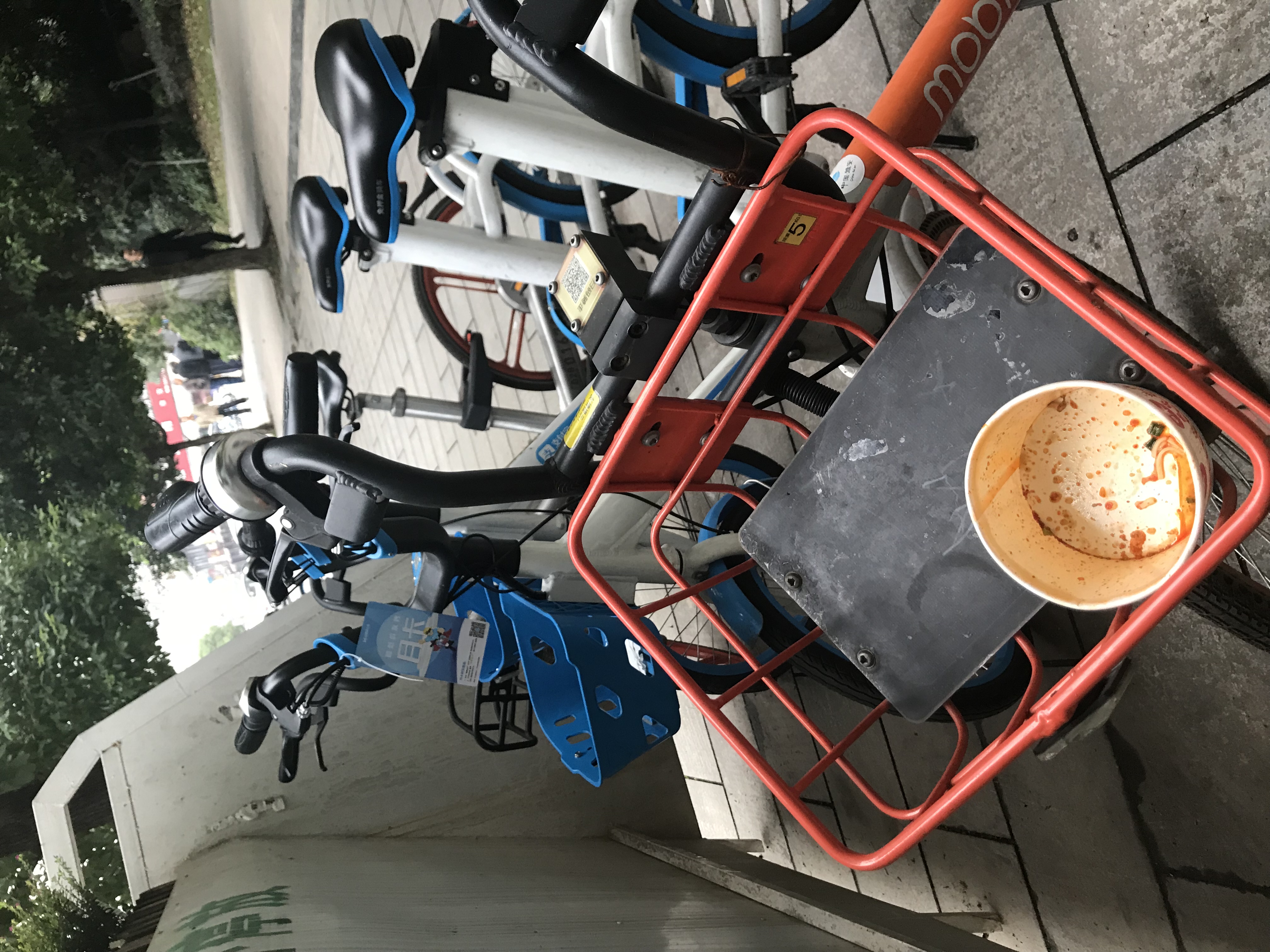 共享单车车筐变成垃圾筐
