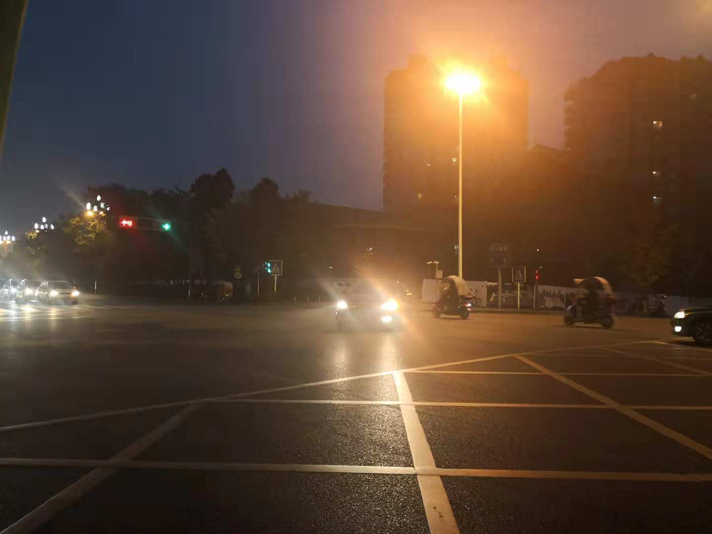 红绿灯似乎从来约束不到电马儿