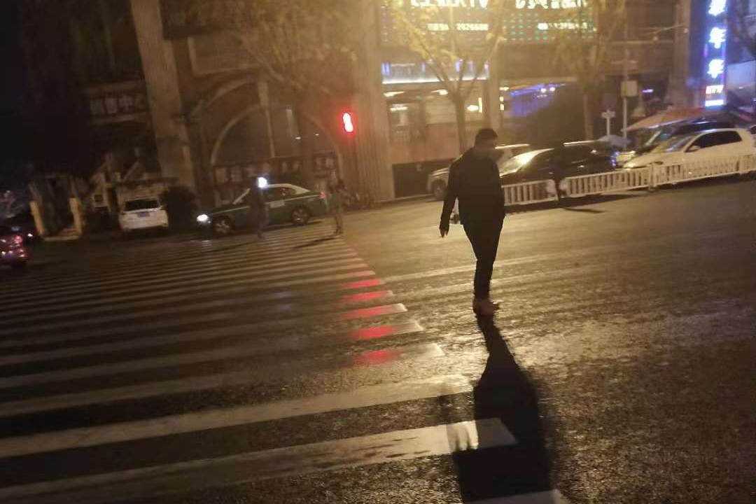 路人忽视信号灯