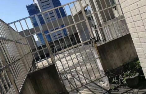 领地电梯公寓楼顶私搭乱建乱想何时休