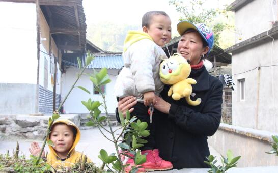 破解彝族群众居住难题  拓宽产业发展路径