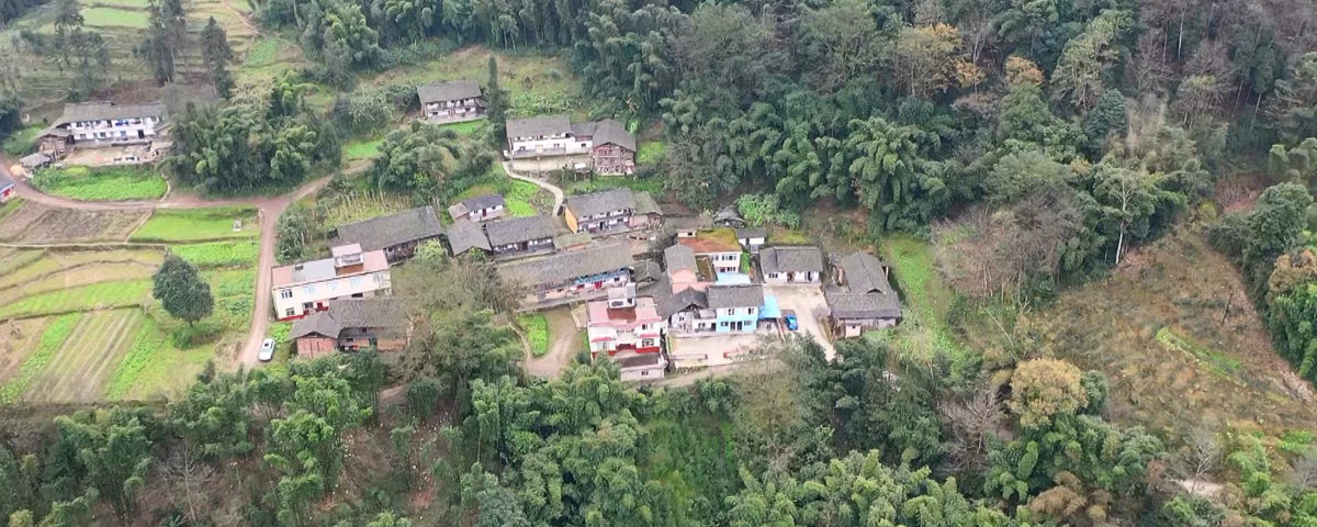 探访定居在天全乡村的彝族群众
