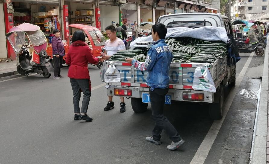 占道经营又现街头  车辆乱停现象严重