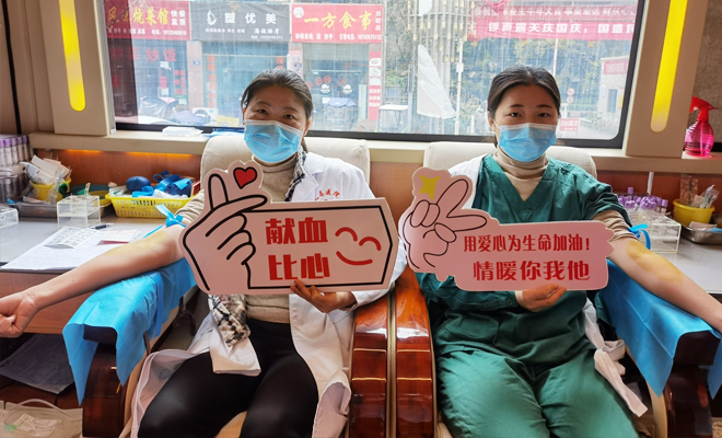 采血车开进医院  医护人员挽袖献血