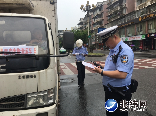 他是城市交通管理者，也是女儿的好榜样